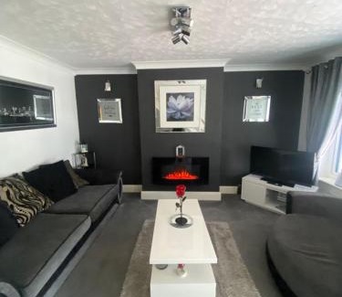 Burton on Trent House | The Brook House - Spacious 3 Bed Home From Home in Burton