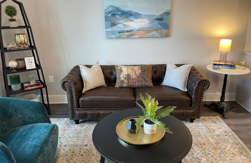 Columbus Apartment | The Buckeye Bungalow | Garage | Walk-In Shower!