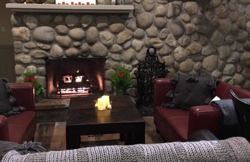 Silver Star Mountain Hotel | The Bulldog Silver Star - Standard Queen + Queen 2