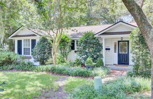 Summerville Historic District House | The Bungalow - Charming 2 Bed/2 Bath Guest House on 2 acres in Summerville, SC