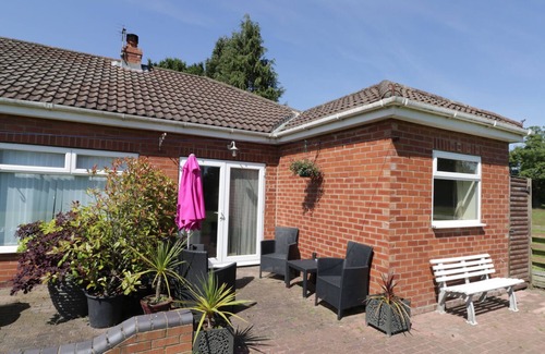 Kexby House | THE BUNGALOW, family friendly, with a garden in Dunnington