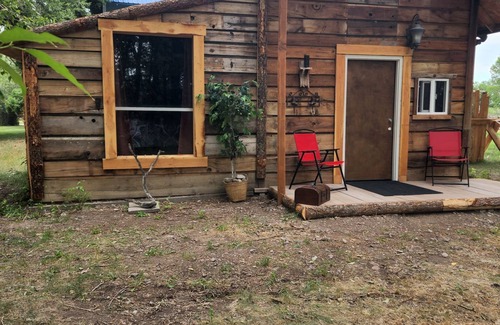 Augusta Cabin | The Bunkhouse-within walking distance to Main Street Augusta