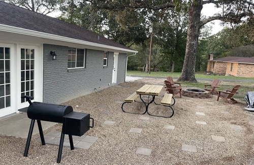 Nacogdoches House | The Burrows House located in The Pinewoods of Nacogdoches