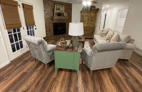 Nacogdoches House | The Burrows House located in The Pinewoods of Nacogdoches