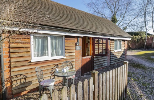Severn Stoke Cottage | THE BYRE, pet friendly, with pool in Upton Upon Severn