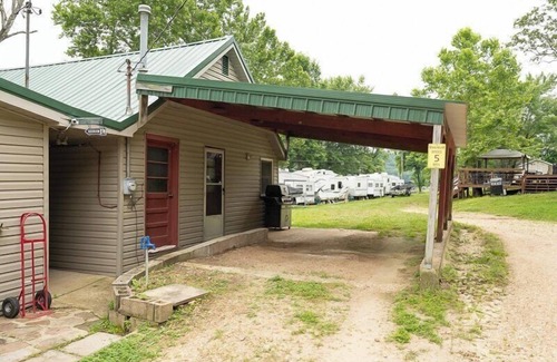 Roach Cabin | The Cabin at Prairie Hollow Camp: Lake Access, Boat Slip and More!