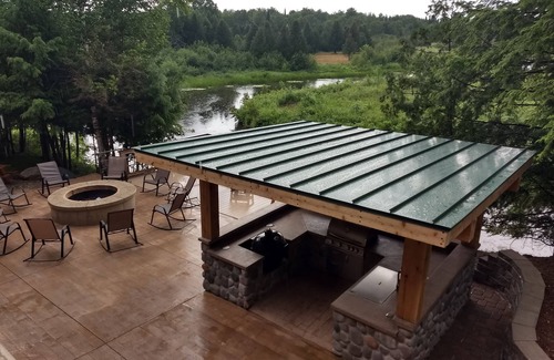 Posen Cabin | The Cabin ~ Relax ~ Year Around luxury Home w/4 Kayaks, 2 Canoes & Paddle Boat