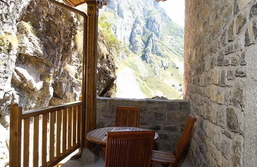 Bulnes Hotel | The Caleyon, village house with breakfast. Rooms with private bathroom.