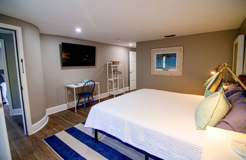 Tallahassee Apartment | The Capitol Inn Sarasota Room - King bed