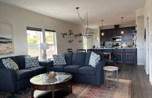 Depoe Bay House | The Captains Lookout Sleeps 6, Hot Tub, Pet Friendly, Ocean View