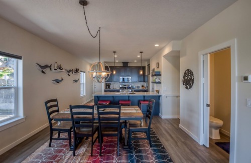Depoe Bay House | The Captains Lookout Sleeps 6, Hot Tub, Pet Friendly, Ocean View