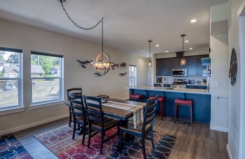 Depoe Bay House | The Captains Lookout Sleeps 6, Hot Tub, Pet Friendly, Ocean View