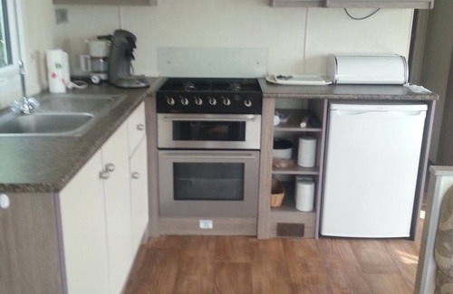 Wemeldinge House | The caravan is surrounded by hedges. Children and dog friendly