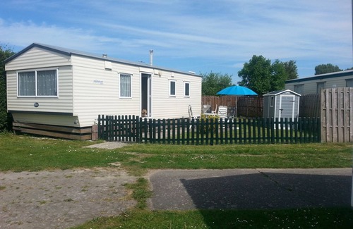 Wemeldinge House | The caravan is surrounded by hedges. Children and dog friendly