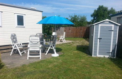 Wemeldinge House | The caravan is surrounded by hedges. Children and dog friendly