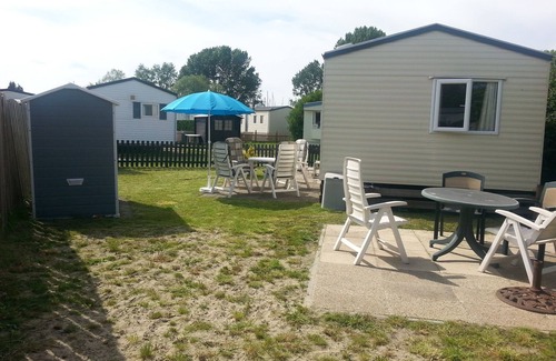 Wemeldinge House | The caravan is surrounded by hedges. Children and dog friendly