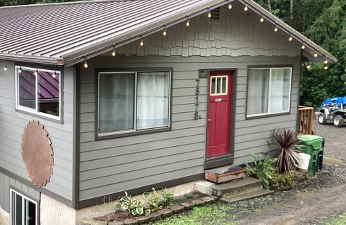 Rainier Apartment | The Carpenter's Cottage- Serene; 2Bed, 1 bath, w/hot tub!