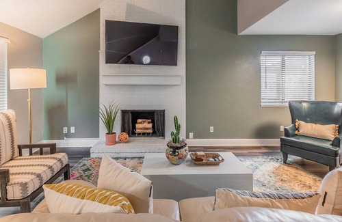 Plano House | The Casita Executive Home, Location, Pet Friendly