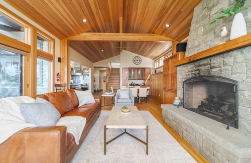 Arch Cape Cabin | The Castle Rock Estate by AvantStay | Steps From Arch Cape Beach