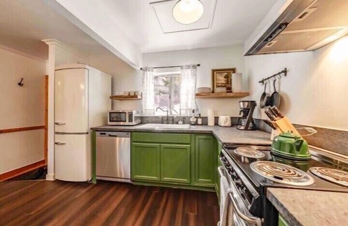 West Village Cabin | The Cedar House ~ Prime Spot + Kayaks & Cool AC