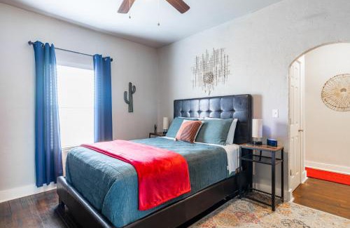 Chickasha House | The Charmer, Fiber Internet, ROKU TVs, Washer & Dryer, Near DT Chickasha and Leg Lamp!