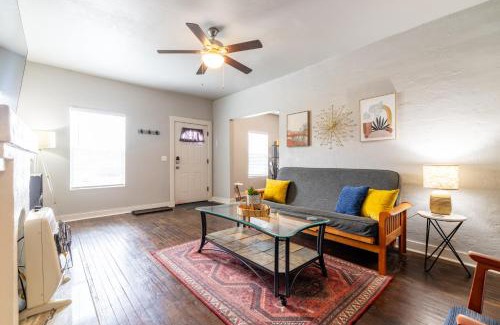 Chickasha House | The Charmer, Fiber Internet, ROKU TVs, Washer & Dryer, Near DT Chickasha and Leg Lamp!
