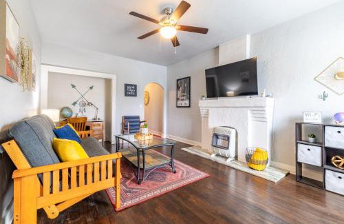 Chickasha House | The Charmer, Fiber Internet, ROKU TVs, Washer & Dryer, Near DT Chickasha and Leg Lamp!