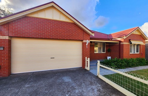Bacchus Marsh House | The Chateau -perfectly located, walking distance to town, train station & parks.