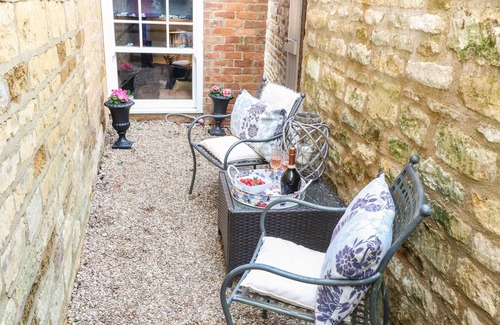 Stretton on Fosse Cottage | THE CHEESE ROOM, pet friendly, with a garden in Stretton-On-Fosse