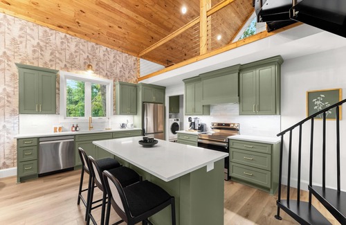 Cleveland Cabin | The Chestatee Cabin - Luxury Mountain Cabin - Pickleball - Hot Tub - King Beds