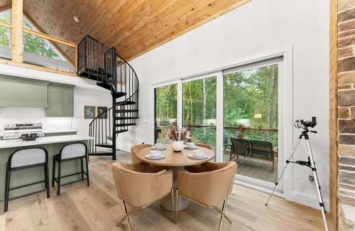 Cleveland Cabin | The Chestatee Cabin - Luxury Mountain Cabin - Pickleball - Hot Tub - King Beds