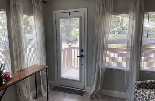 Mobile House | The Chic Getaway: 2BD/1BA Q Beds w/Smart TVs