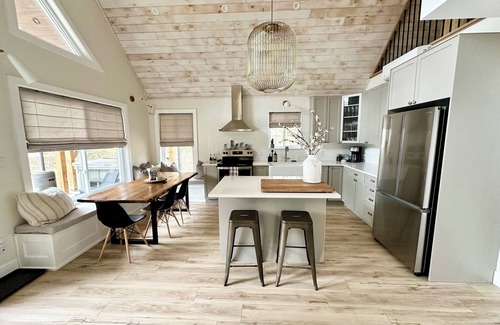Mansfield-et-Pontefract Ski Chalet | The Chutes Chalet- 4 Season River Front with Hot Tub!