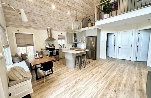 Mansfield-et-Pontefract Ski Chalet | The Chutes Chalet- 4 Season River Front with Hot Tub!