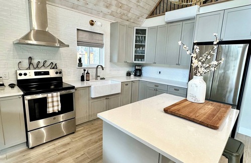 Mansfield-et-Pontefract Ski Chalet | The Chutes Chalet- 4 Season River Front with Hot Tub!