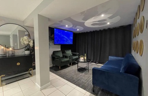 Queens House | The Circle Suite Near JFK Airport