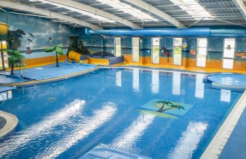 Northampton House | The Clare Court 6BR Luxury Retreat - Sleeps 14 with Complimentary Access to Billing Aquadrome Holiday Village for Swimming - 2 nights minimum