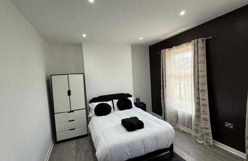 Northampton House | The Clare Court 6BR Luxury Retreat - Sleeps 14 with Complimentary Access to Billing Aquadrome Holiday Village for Swimming - 2 nights minimum