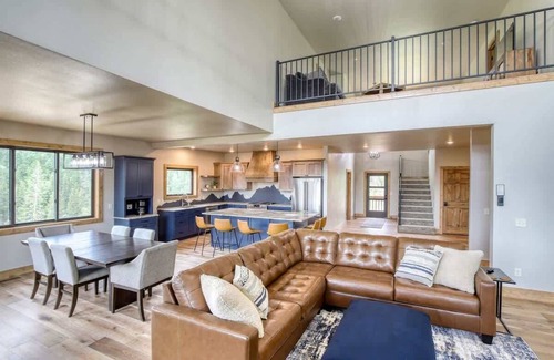 Lead House | The Cliffhanger - Gorgeous views! Indoor Outdoor F