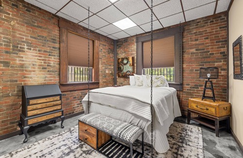 Dade City House | The Clink at The Locke Inn - Stay in Dade City's historic former jailhouse!