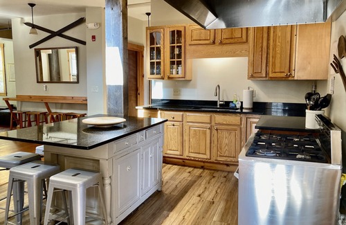Ludlow Cabin | The Clubhouse -11 BR Downtown, 7 Bath on shuttle