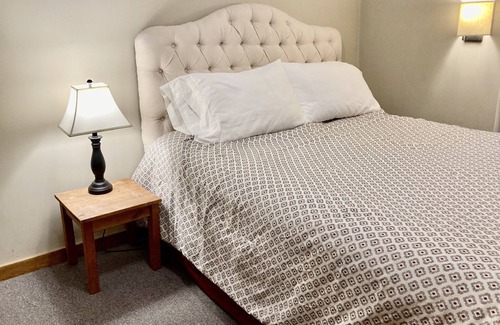 Ludlow Cabin | The Clubhouse -11 BR Downtown, 7 Bath on shuttle