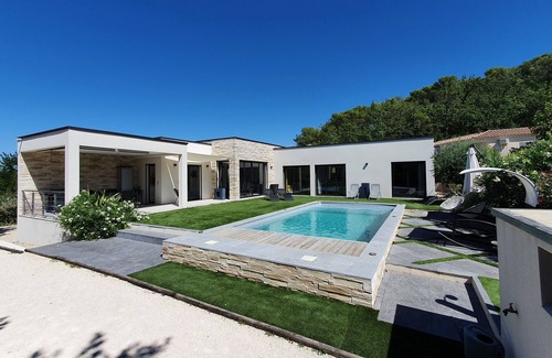 Saint-Julien-de-Peyrolas Villa | The contemporary Beau Soleil will seduce you with its elegance and its environment.