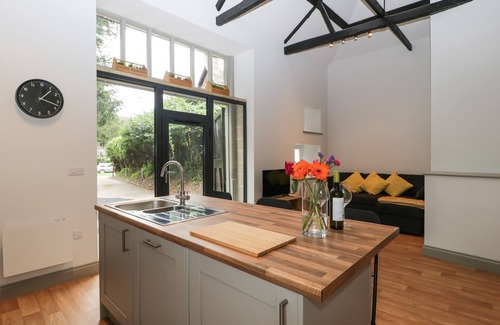Witchampton Cottage | THE COACH HOUSE, pet friendly, with hot tub in Wimborne Minster