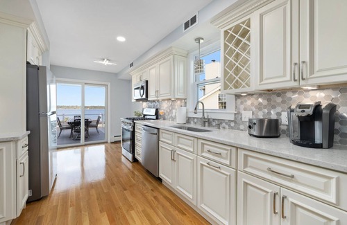 Edgewood House | The Coastal Vibes House in historic Pawtuxet Village! 1 minute to harbor.