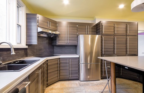 Ahuntsic Apartment | The Color House | Subway | AC | Free Parking | Near a Metro Station