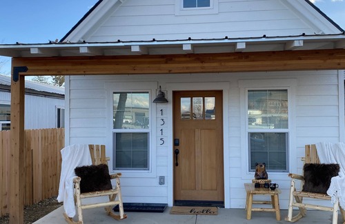 Sandpoint Cabin | The Comfy Bear Cottage! Beautiful 2 bed/1bath home minutes from skiing and lake.