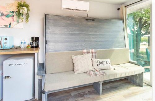 Johnson City House | The Container Retreat @ 290 Wine Trail #7 Groups welcome!