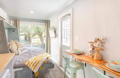 Johnson City House | The Container Retreat @ 290 Wine Trail #7 Groups welcome!