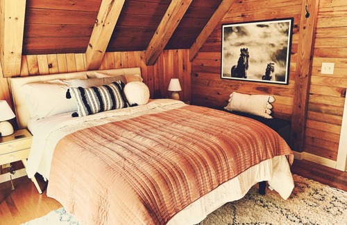 Drewsville Cottage | The Cortland Cottage-Cozy Post & Beam cottage w/hot tub in historic Walpole, NH